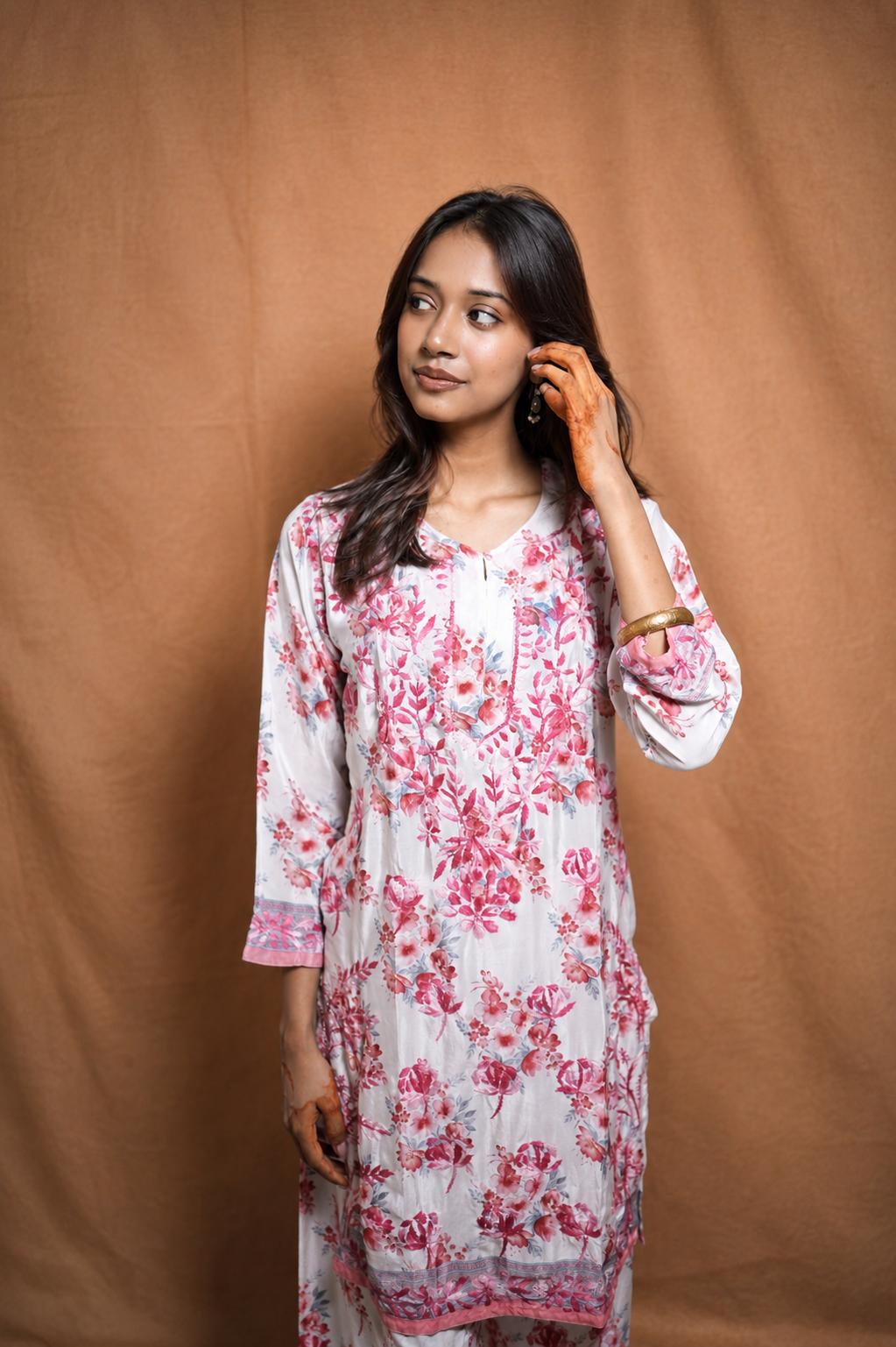 Ira Crape Chikankari Kurta Pant Set- Pink 3 Ira Crape Chikankari Kurta Pant Set - Image 1
